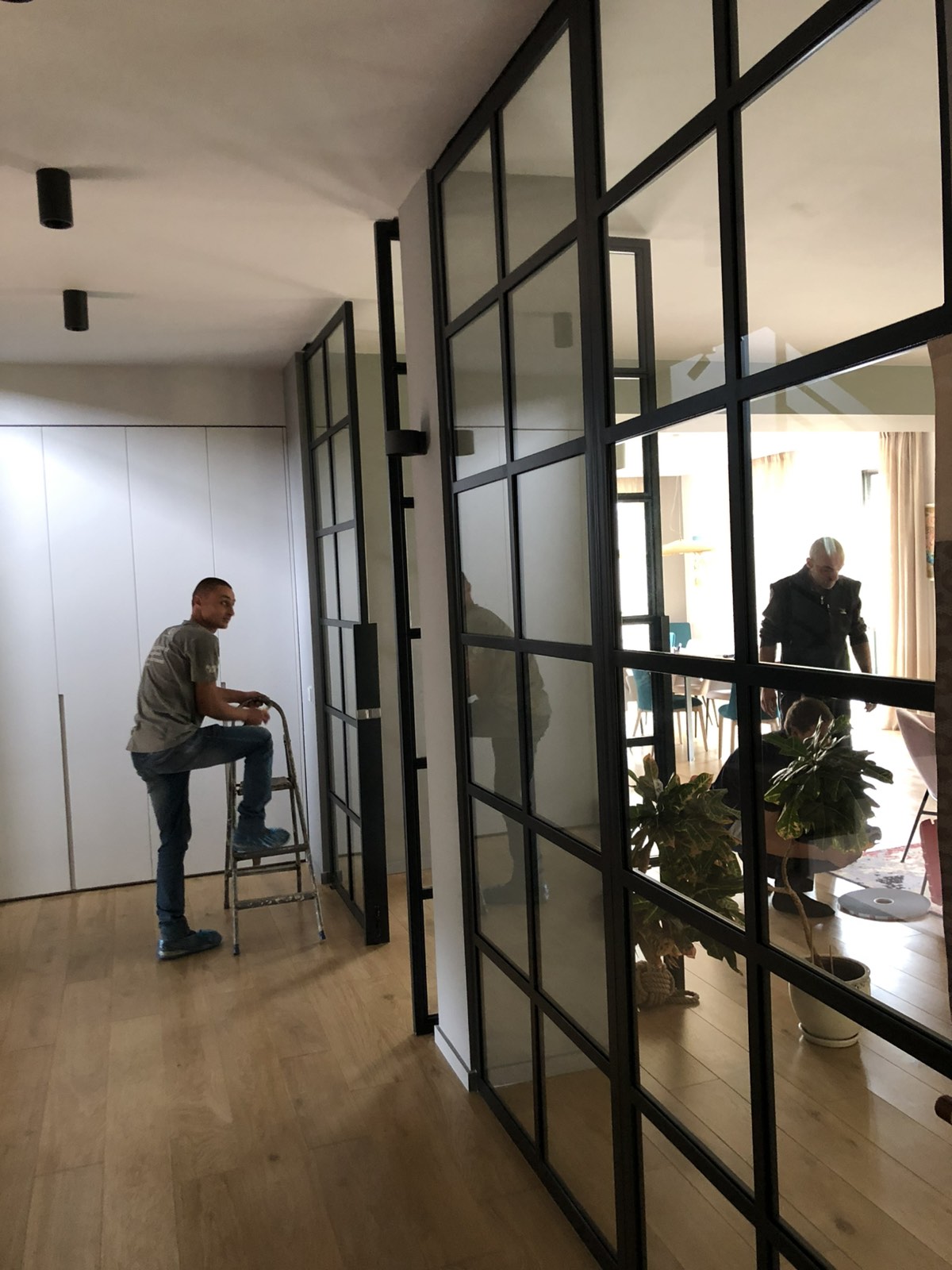 Монтаж на метални стъклени преградни стени в интериор