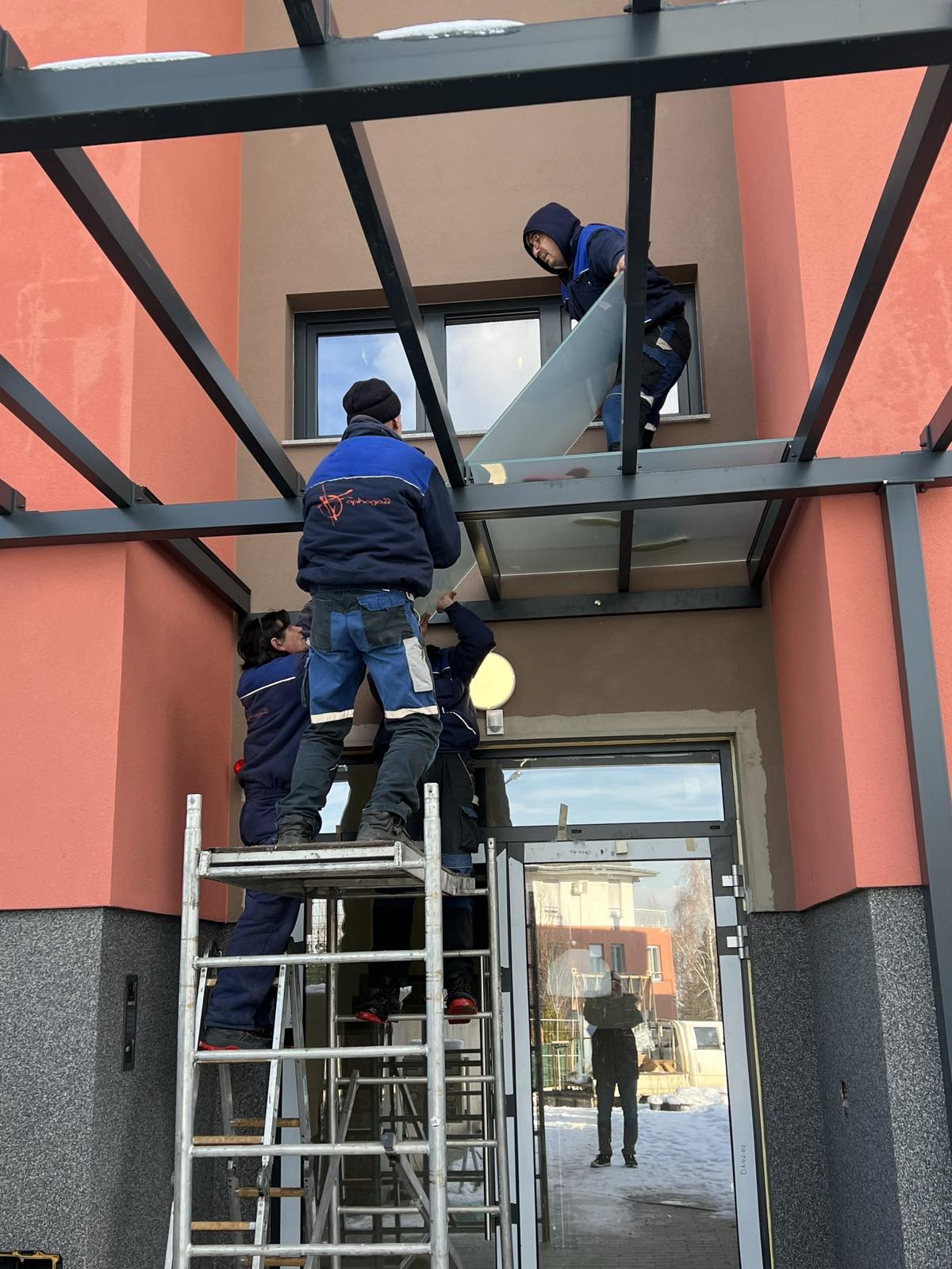 Монтаж на стъклен навес с метална конструкция над вход