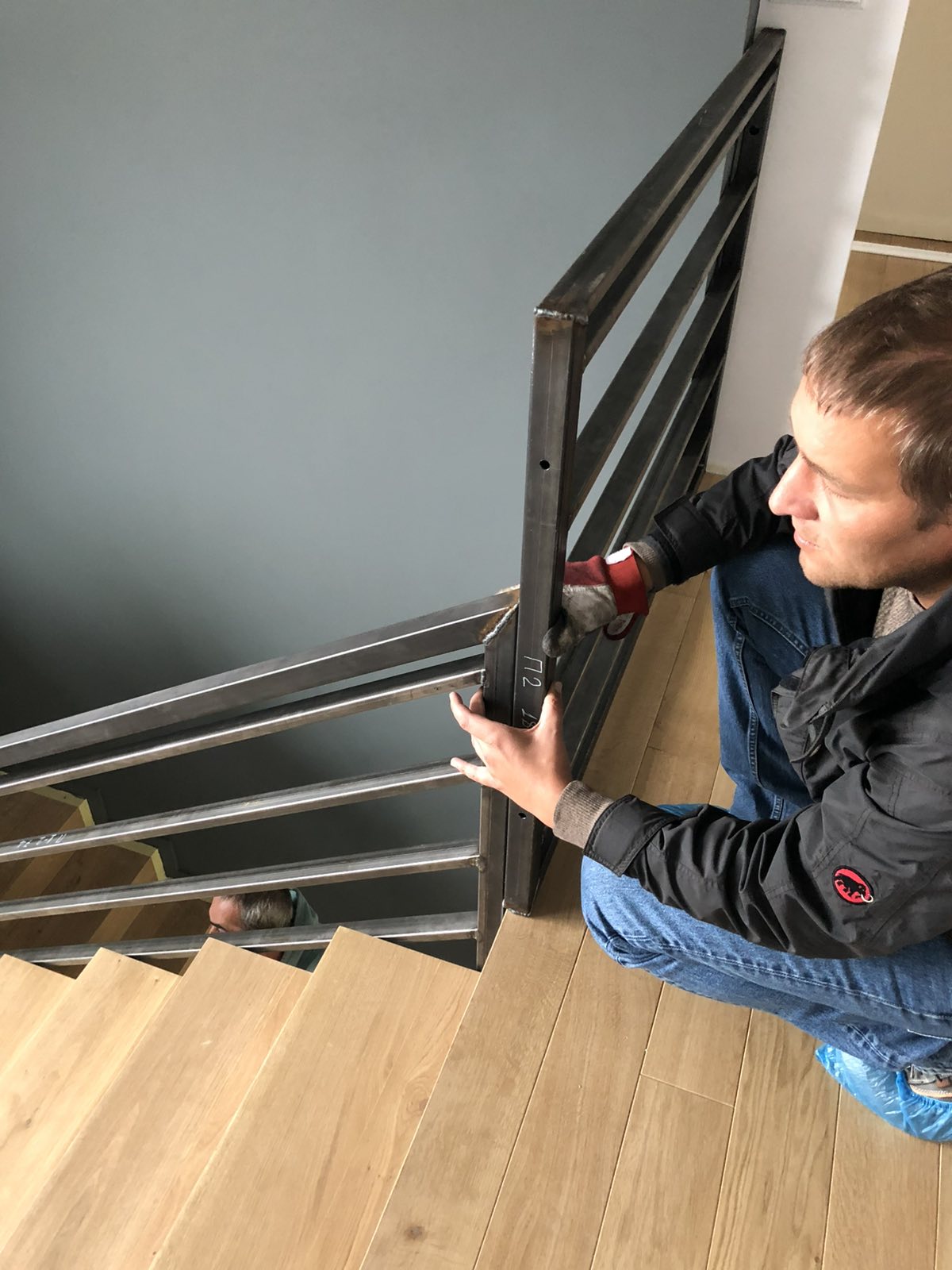Позициониране на секция от метален парапет