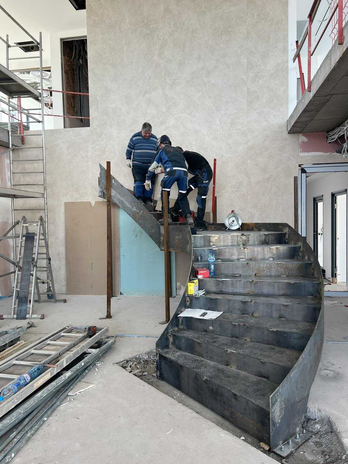 Заваръчни работи по стоманено стълбище